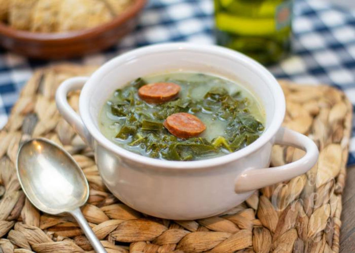 Tazón caldo verde