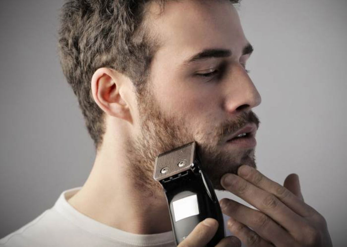 Hombre arregando barba