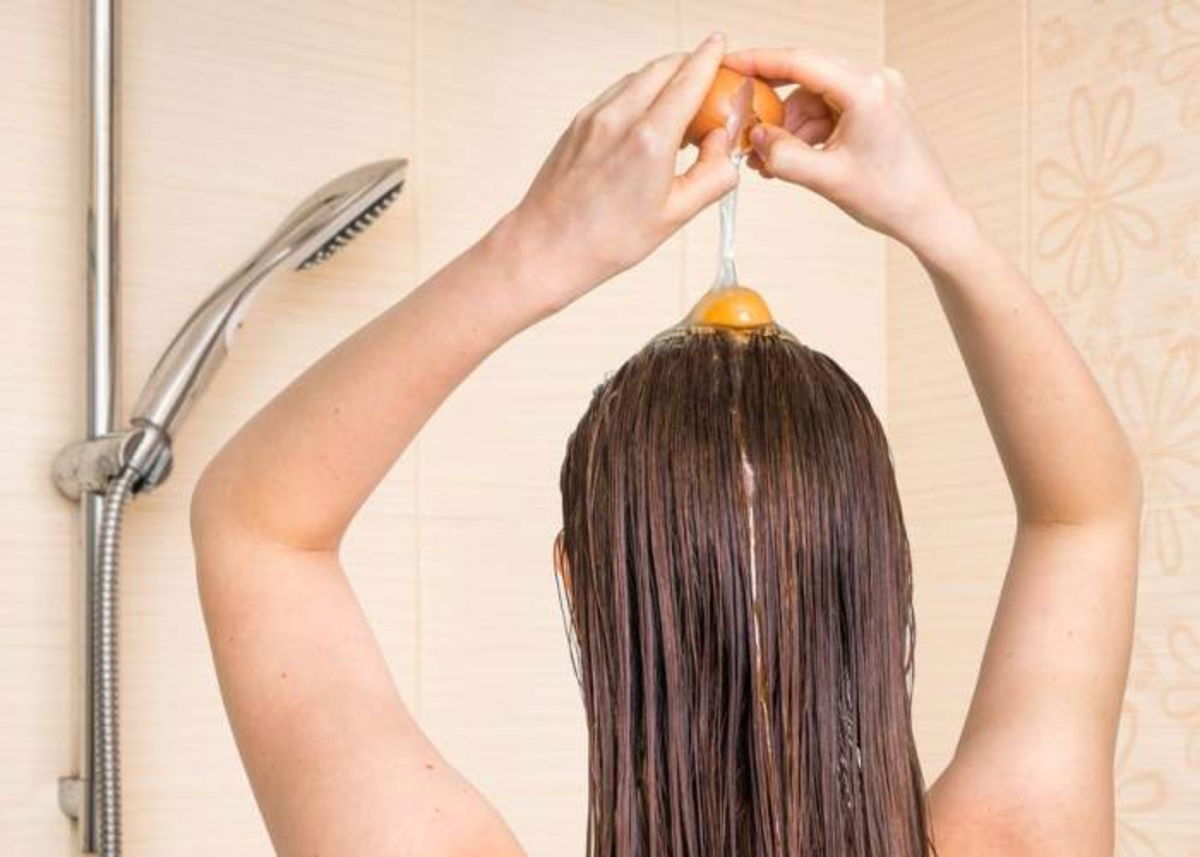 Mujer-colocndo-huevo-cabello