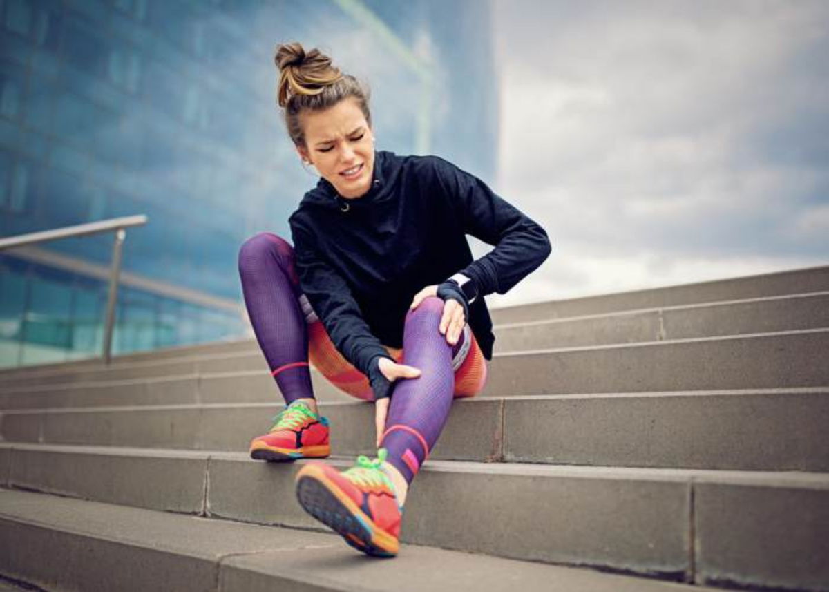 Mujer con dolor rodilla