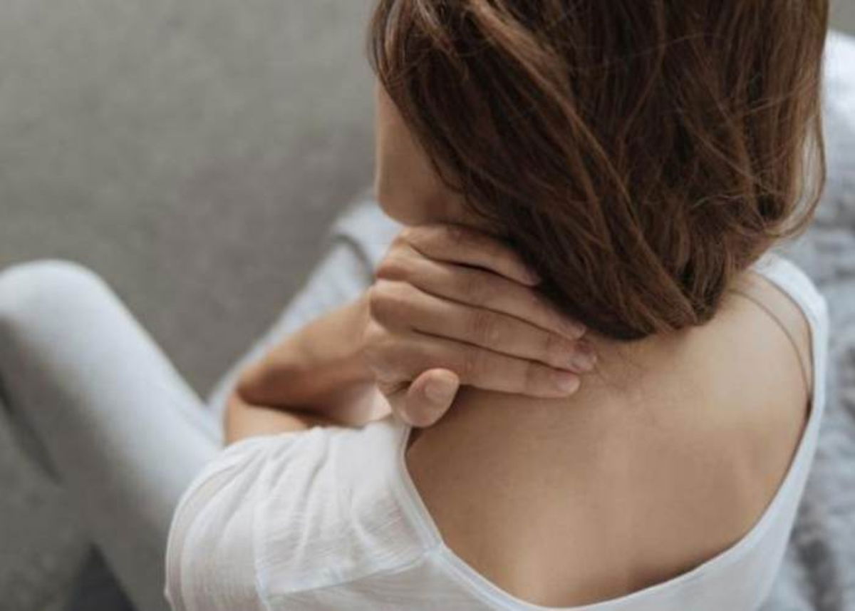 Mujer con tortícolis