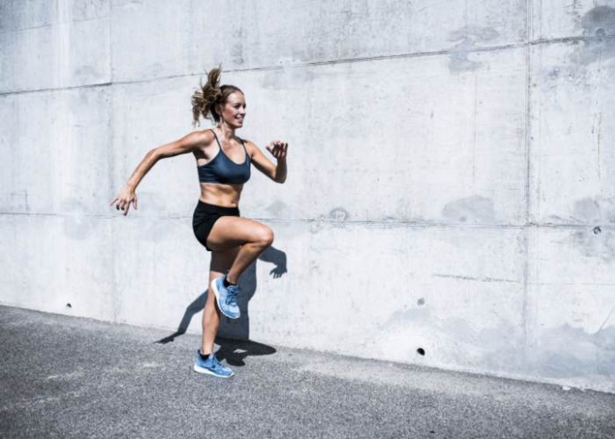 Mujer ejercitándose arduamente