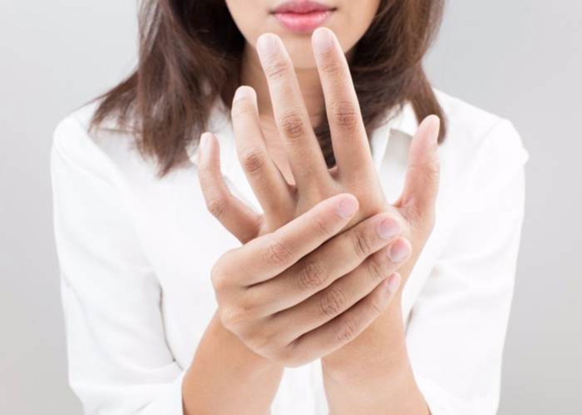 Mujer manos inflamadas