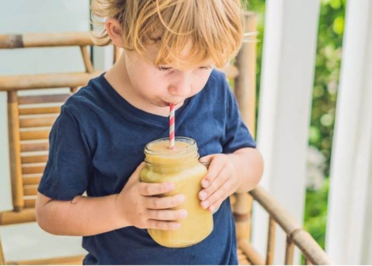 Niño bebiendo bebida