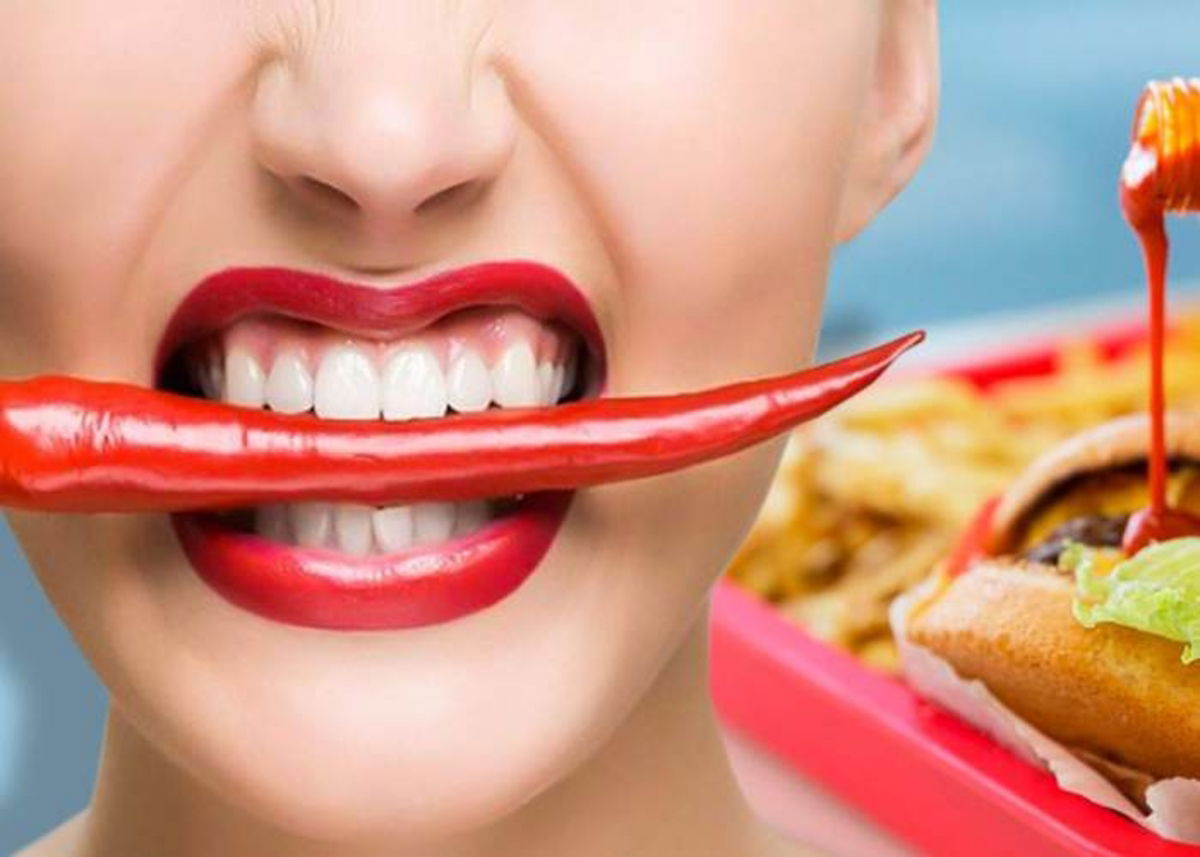Persona comiendo mucho picante