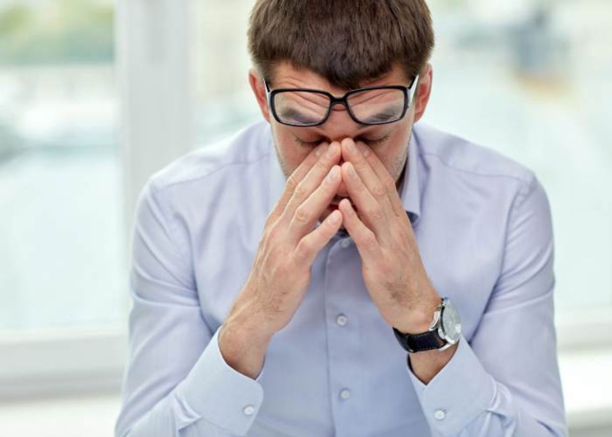 Persona molestias ojos