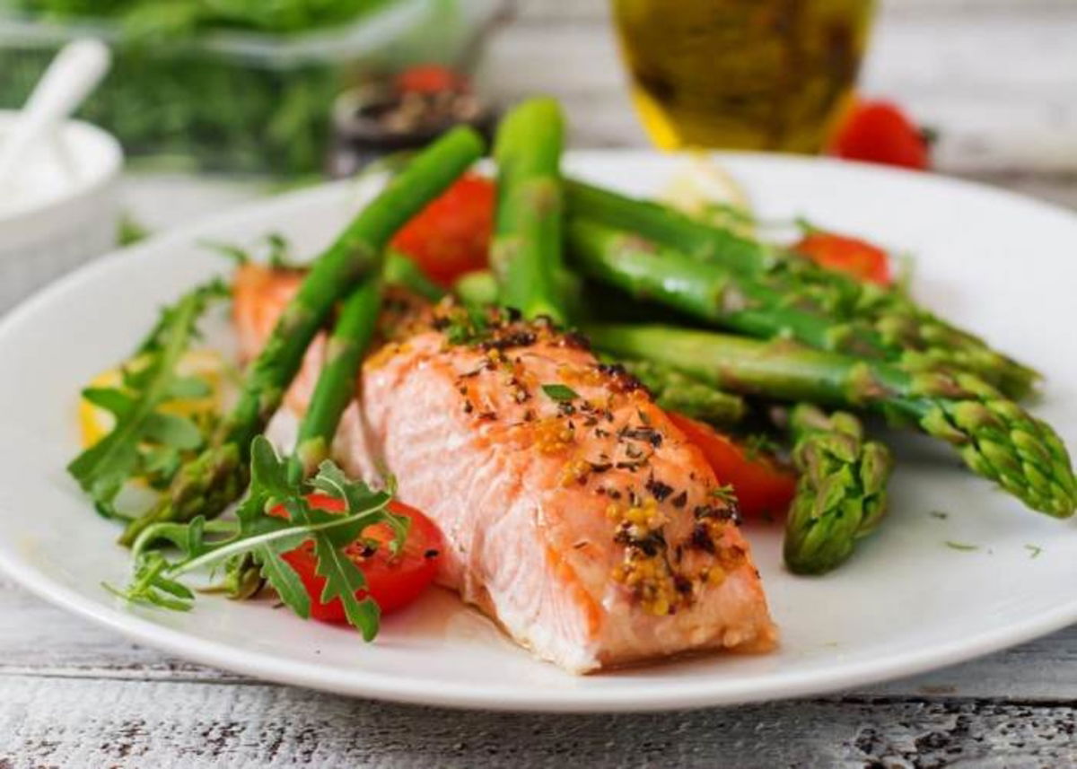 Plato-con-alimentos-ricos-en-cido-hialurnico