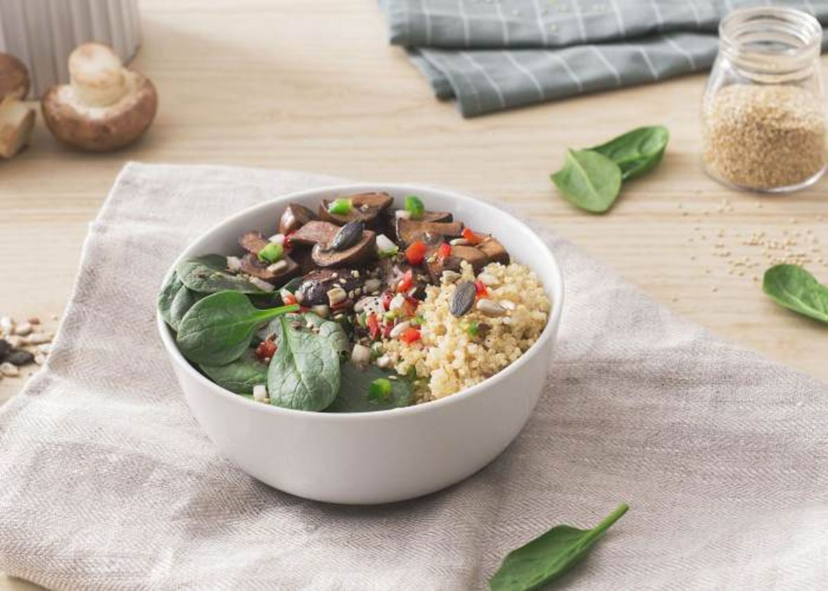 Plato con quinoa, setas y espinacas