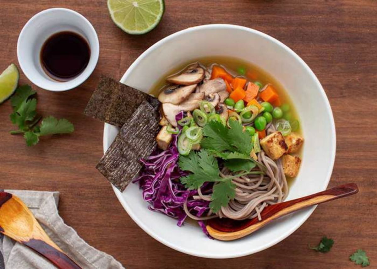 Plato con ramen vegano