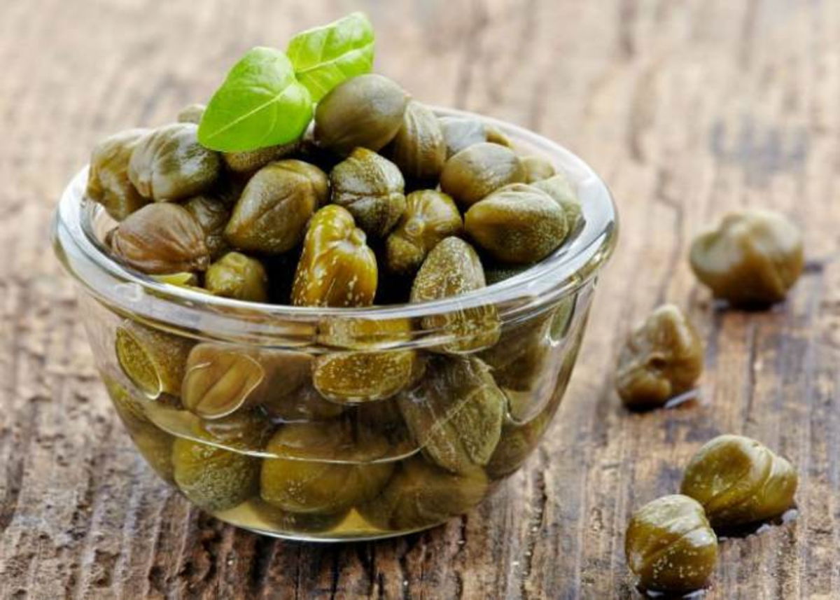 Recipiente con alcaparras