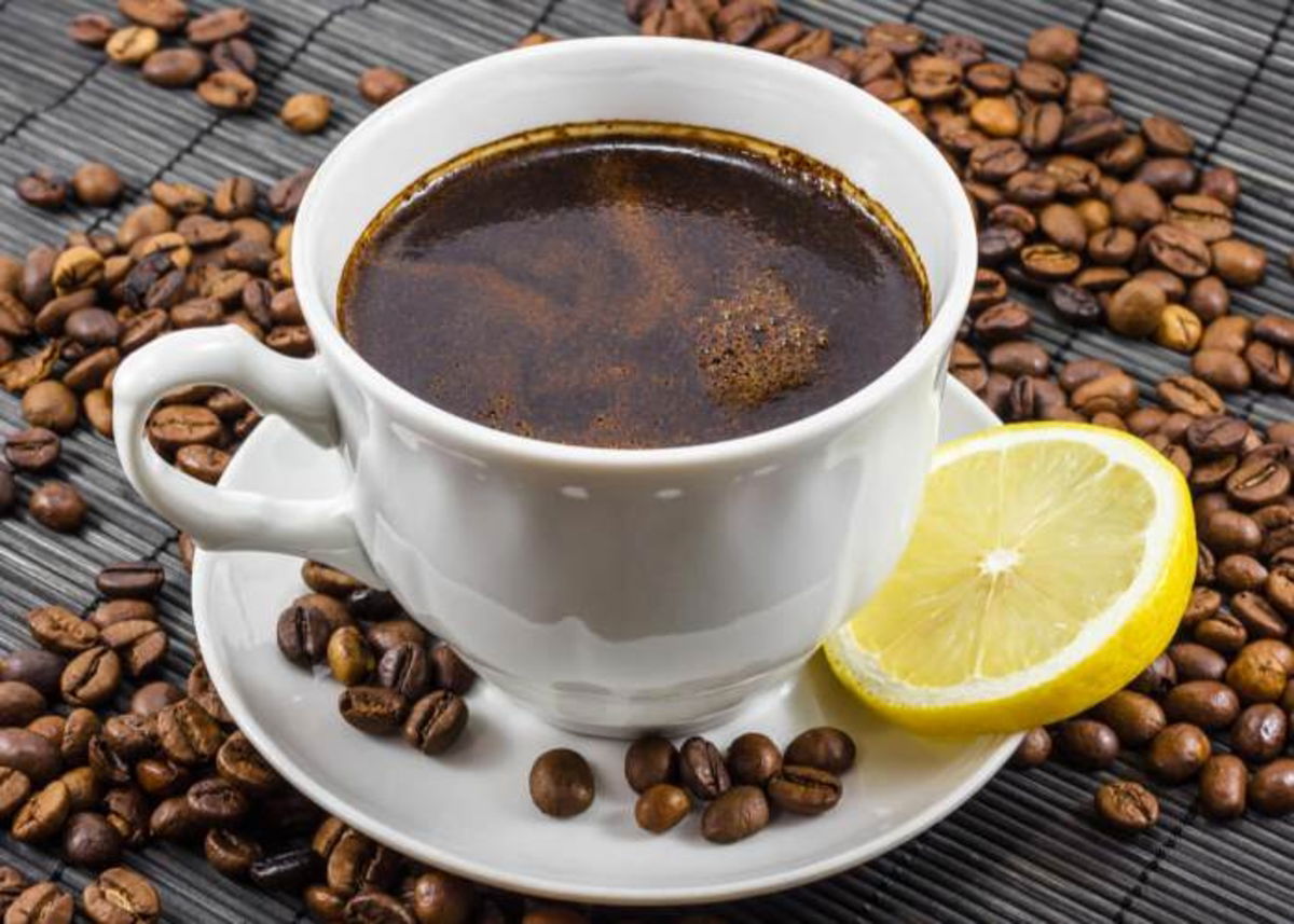 Taza de café con limón