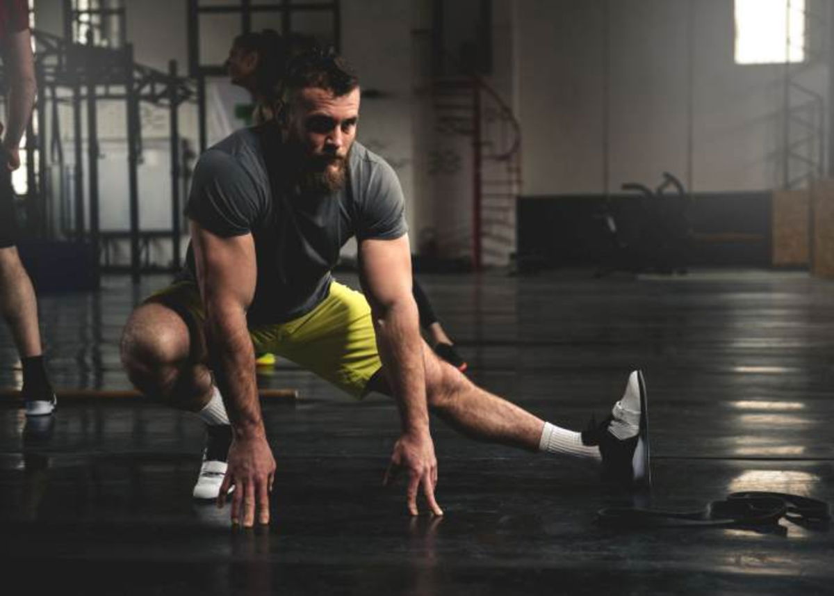 Hombre con síndrome isquiotibiales cortos