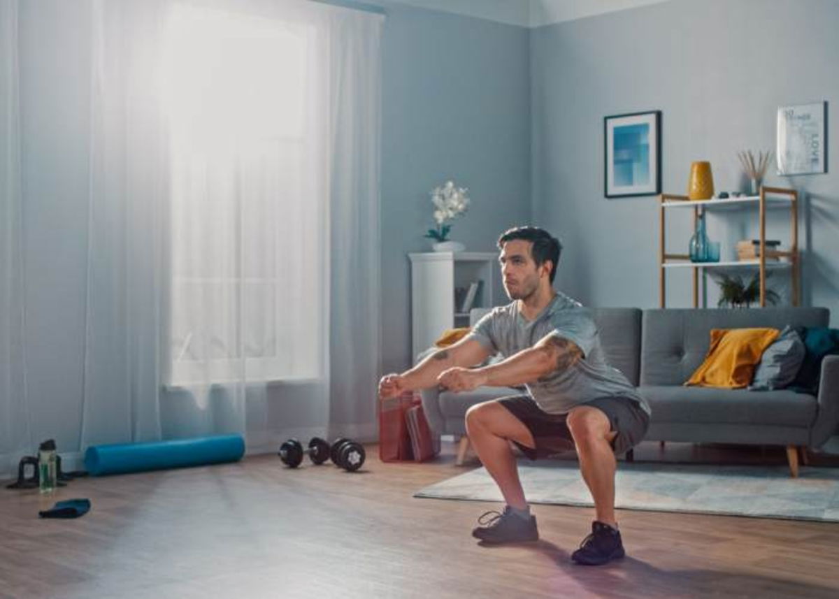Hombre ejercitándose en casa