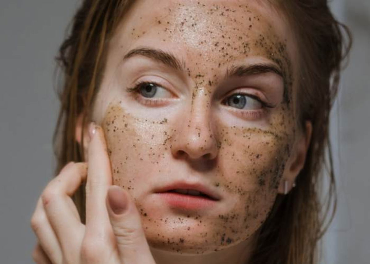 Mujer colocándose tratamiento semillas de chía