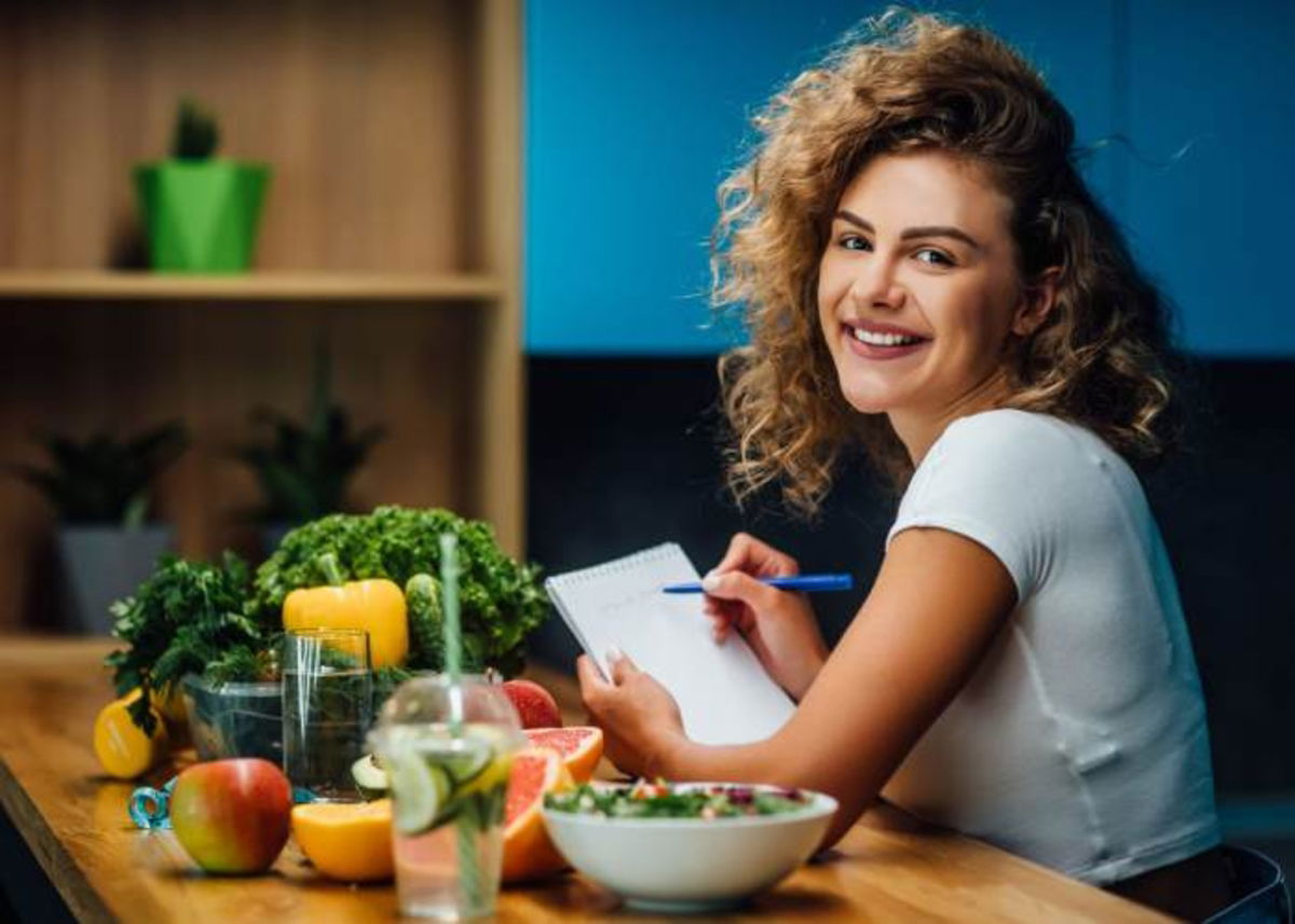 Mujer-planeando-dieta