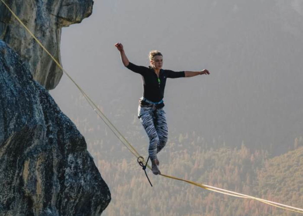 Mujer practicando deporte de riesgo