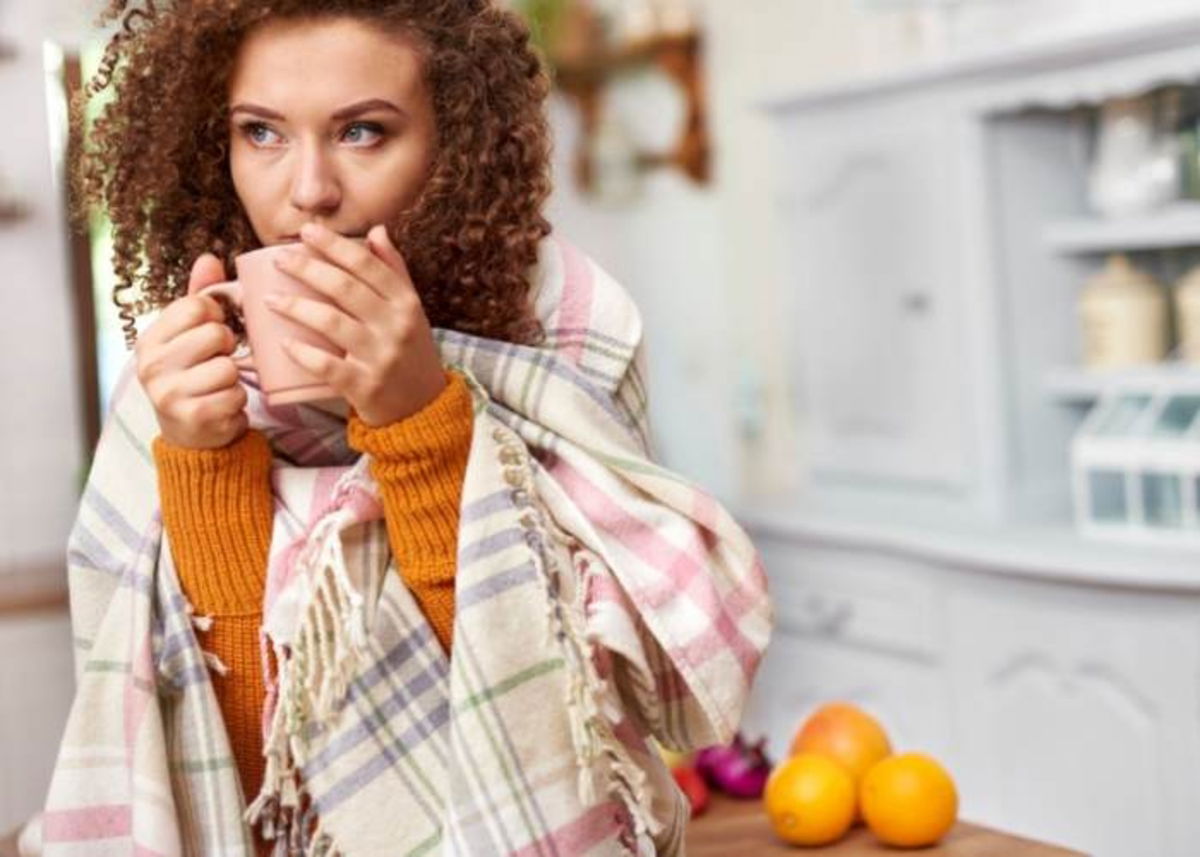 Mujer tomando infusión