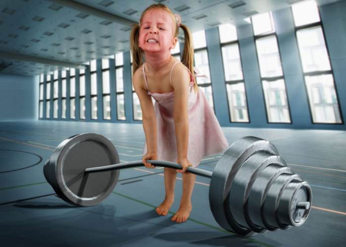 Niña cargando pesas