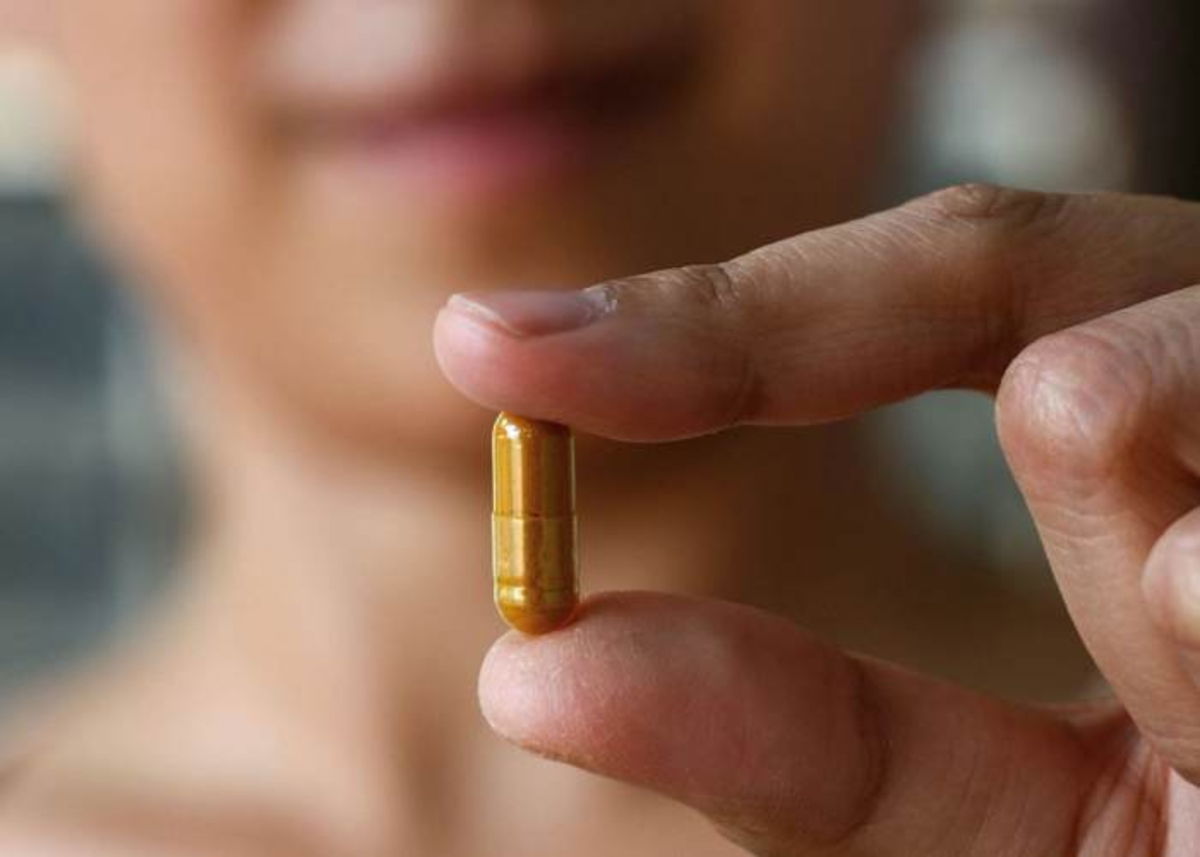 Persona con cápsula mano