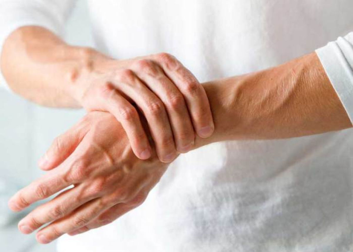 Persona con dolor articulaciones