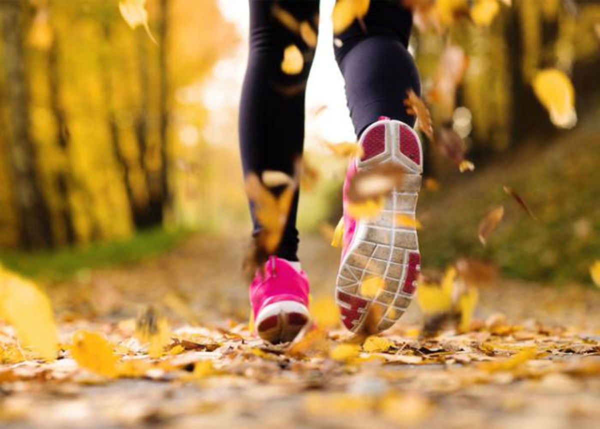 Persona corriendo otoño