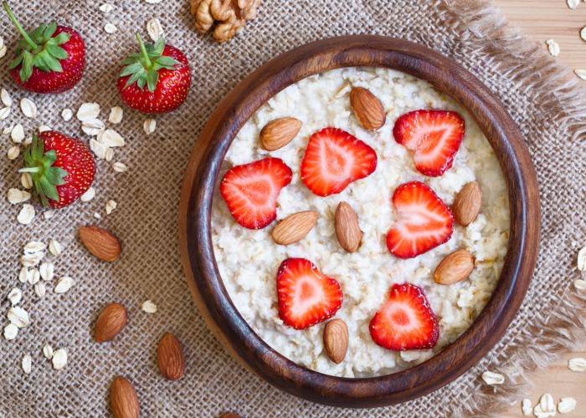 Plato-con-avena-y-fresas