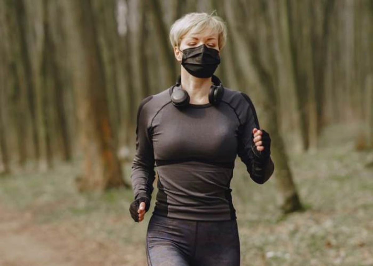 Deportista corriendo con cubrebocas