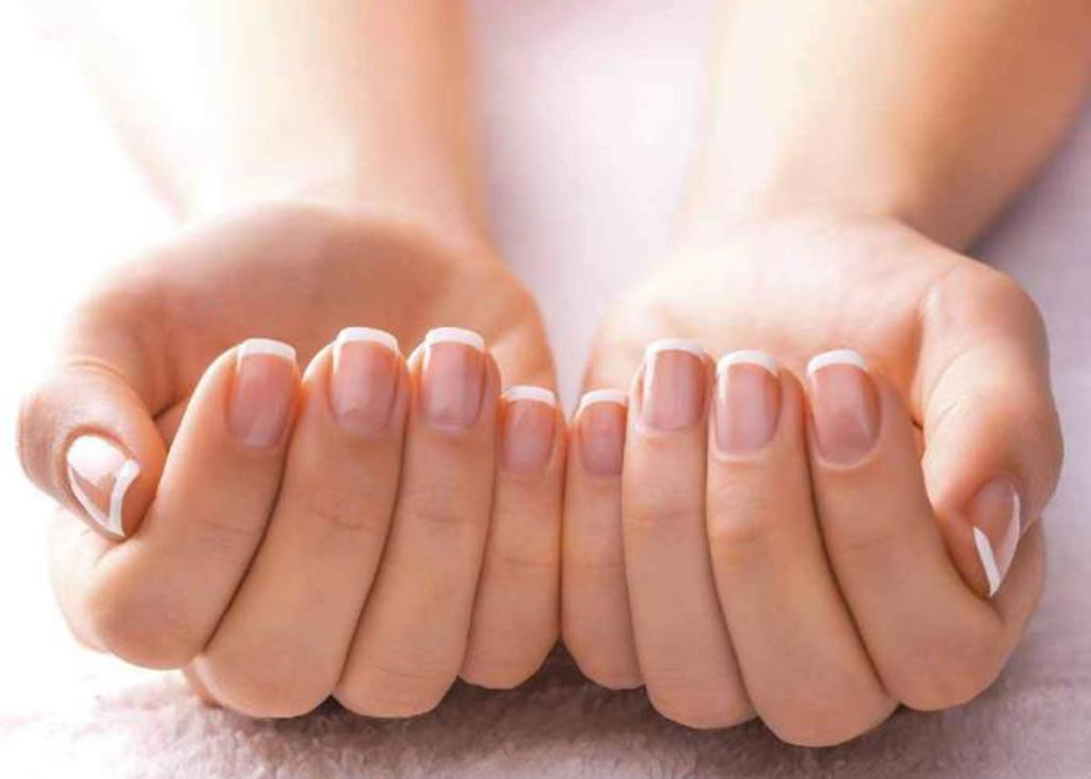 Manos con uñas amarillas