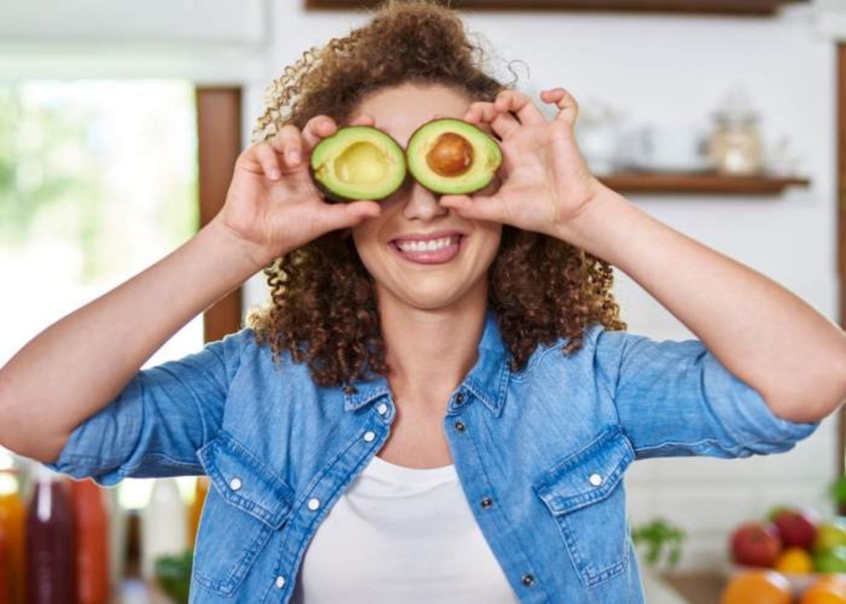 Mujer con aguacates