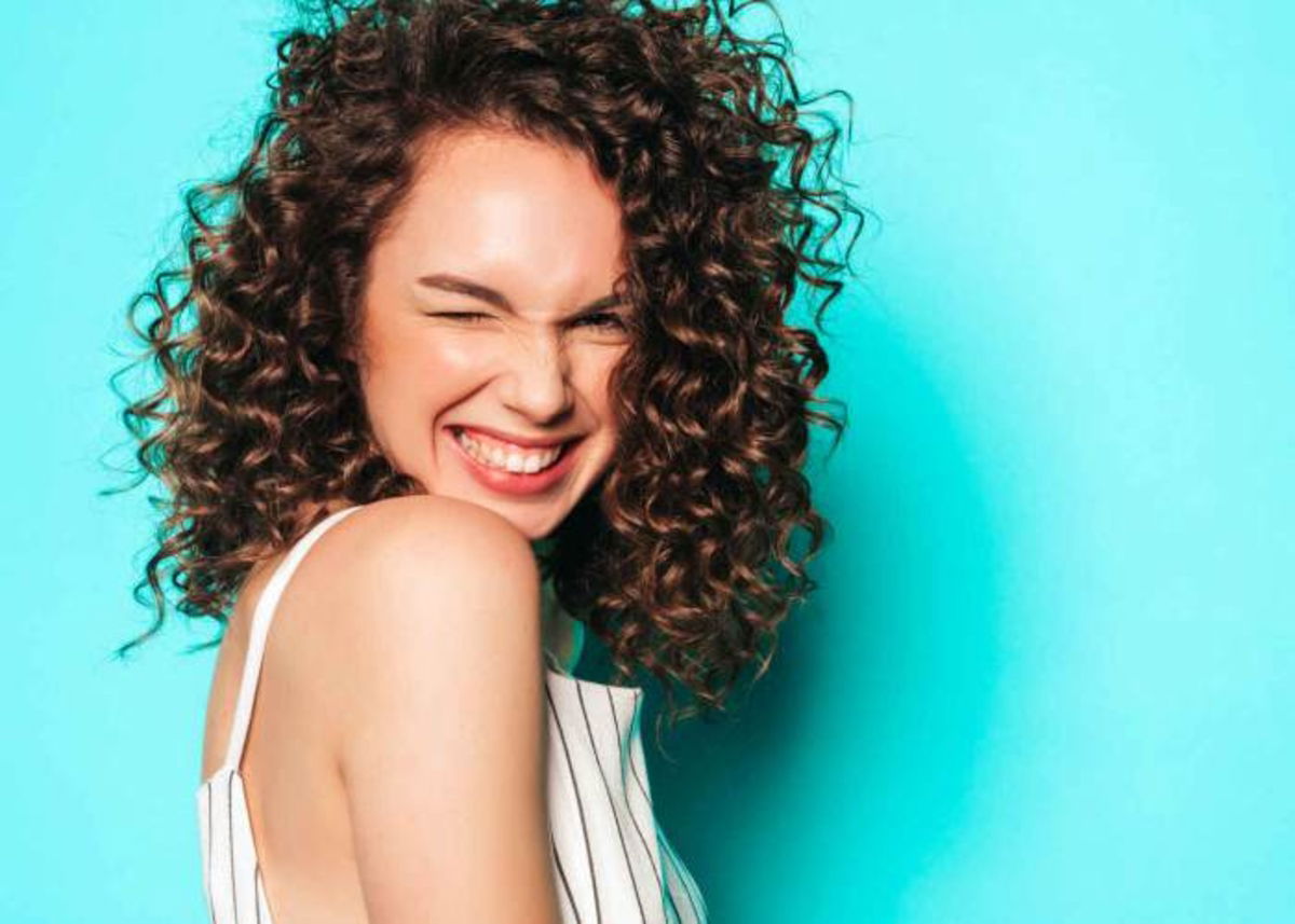Mujer con cabello rizado cuidado