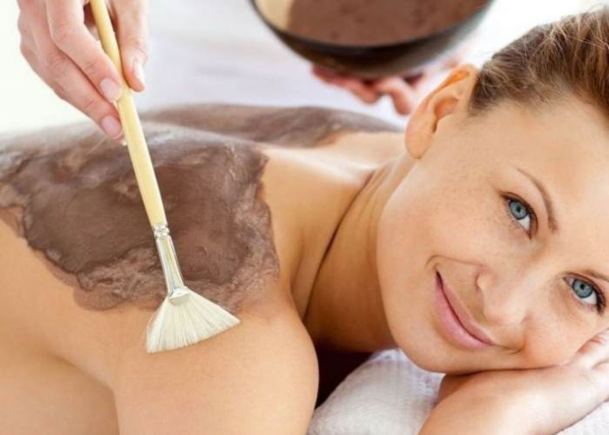 Mujer con fango cuerpo