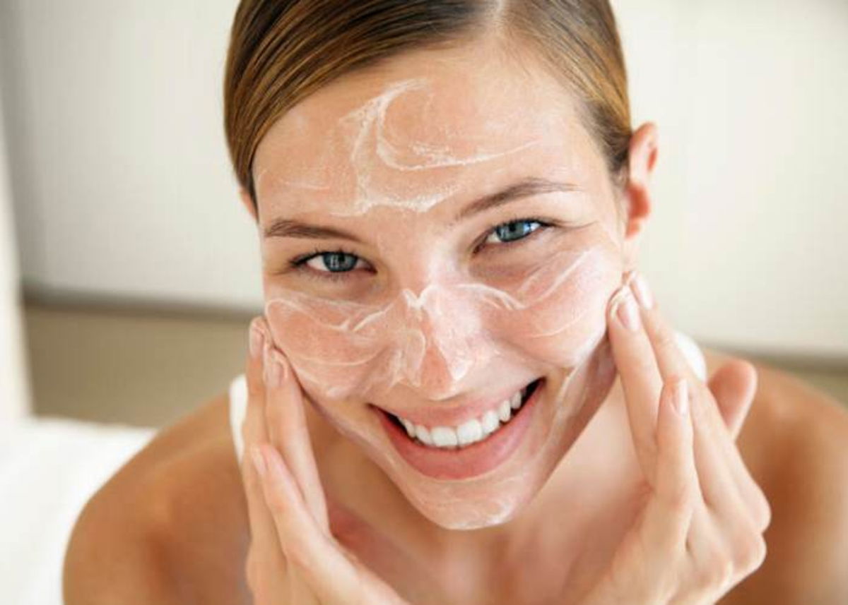 Mujer con ingrediente en rostro