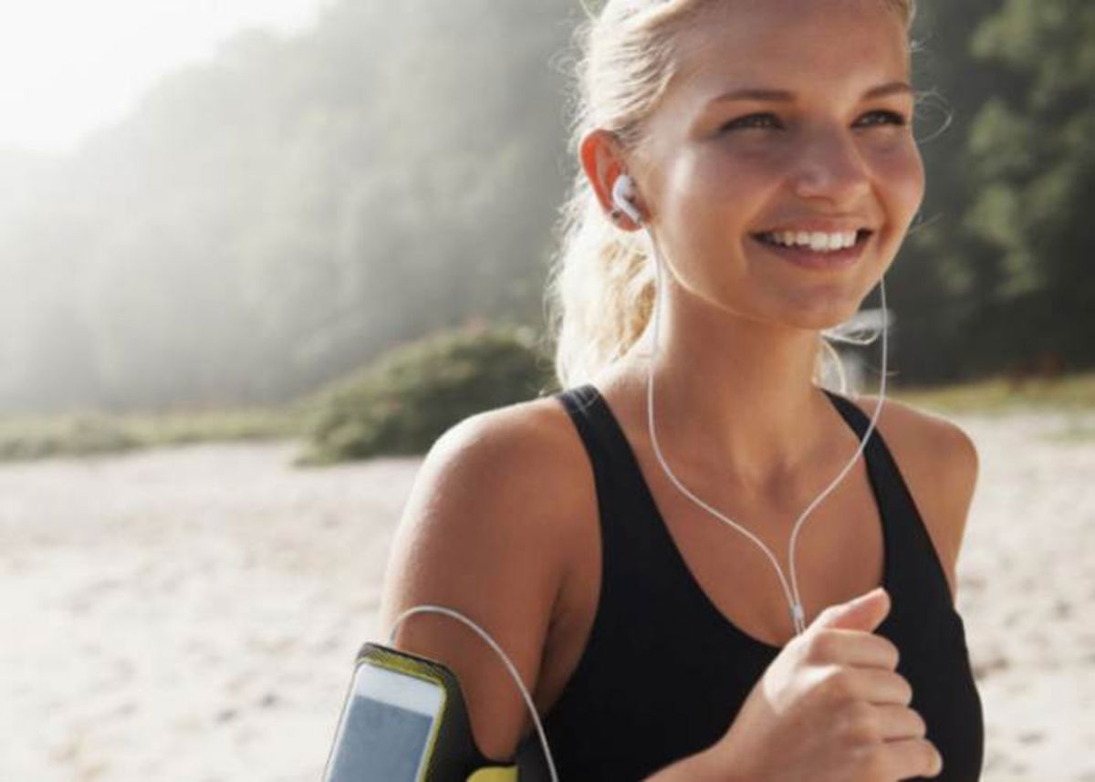Mujer ejercitándose en las montañas