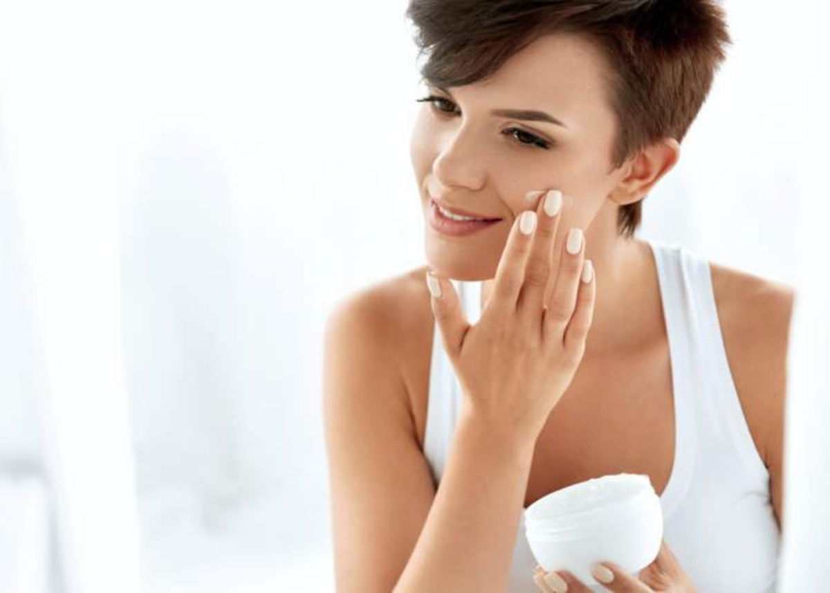 Mujer poniéndose crema