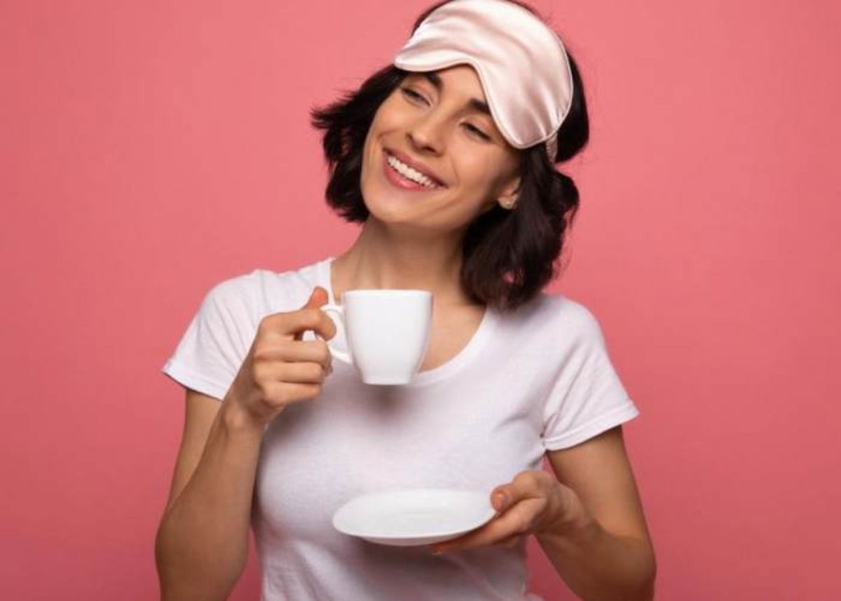 Mujer tomando bebida antes dormir