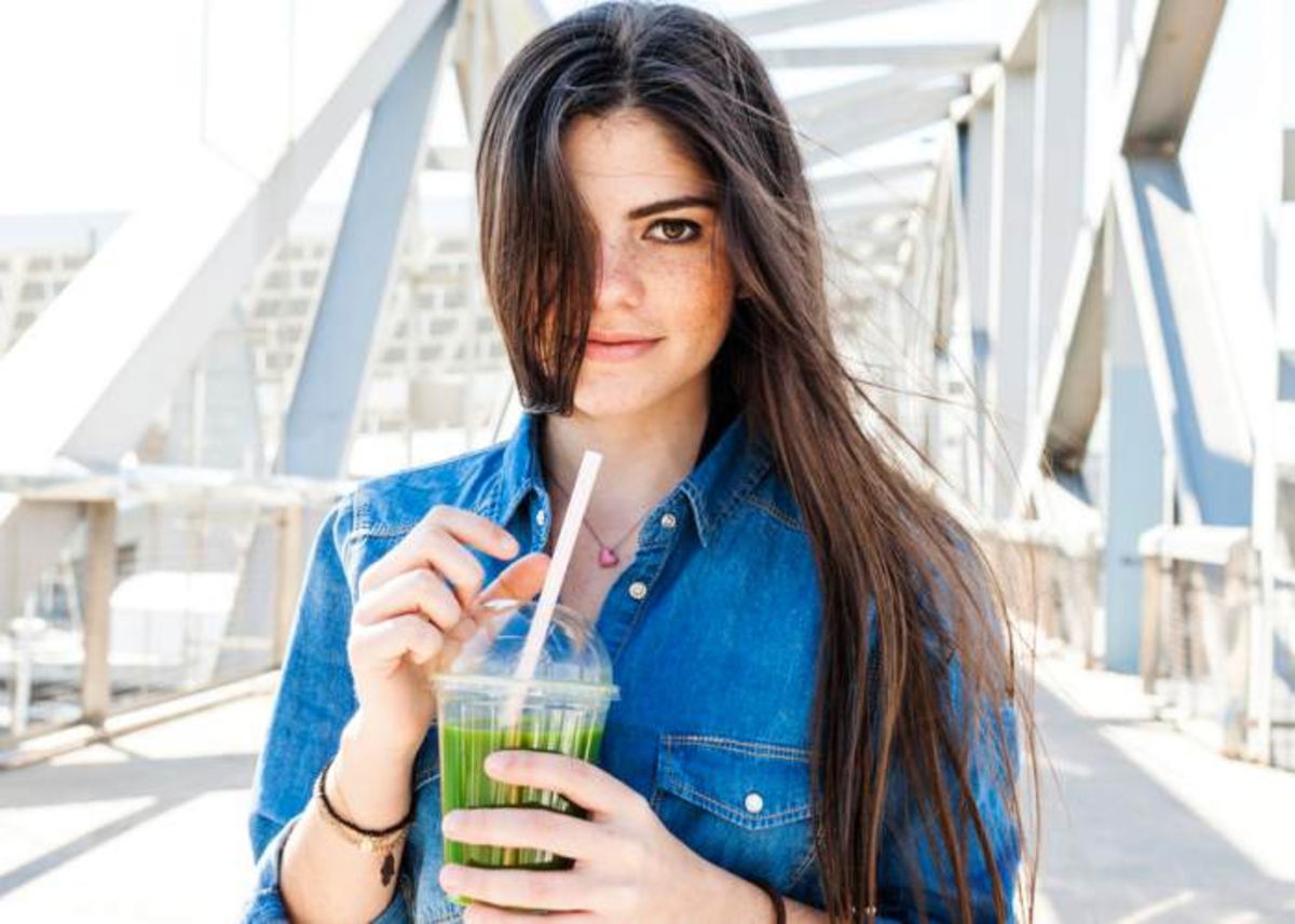 Mujer tomando bebida