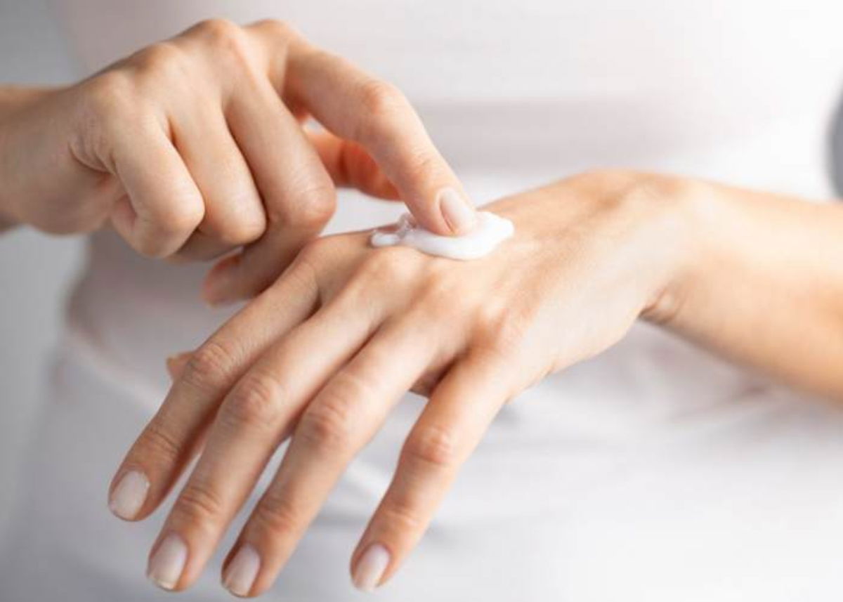 Colocando tratamiento en manos