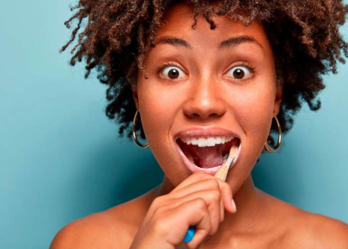Mujer cepillándose dientes