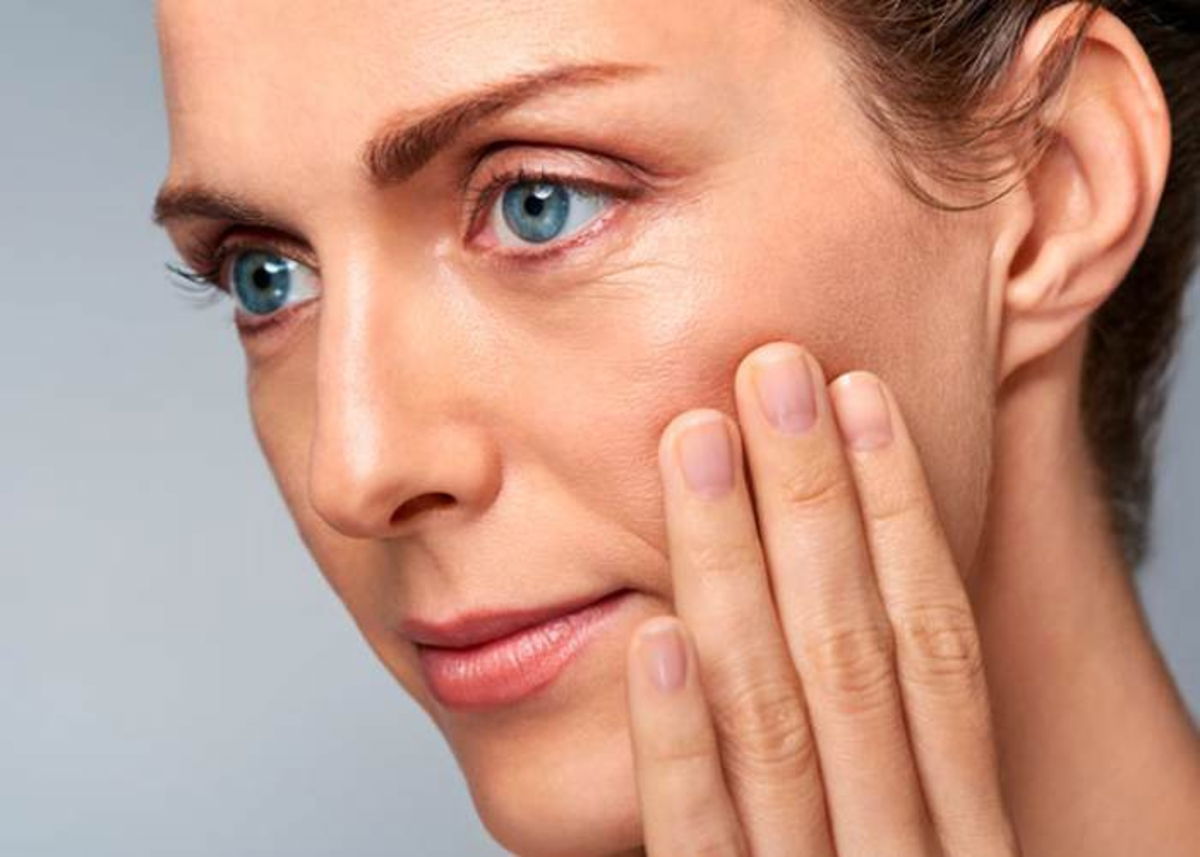 Mujer con pómulos flácidos