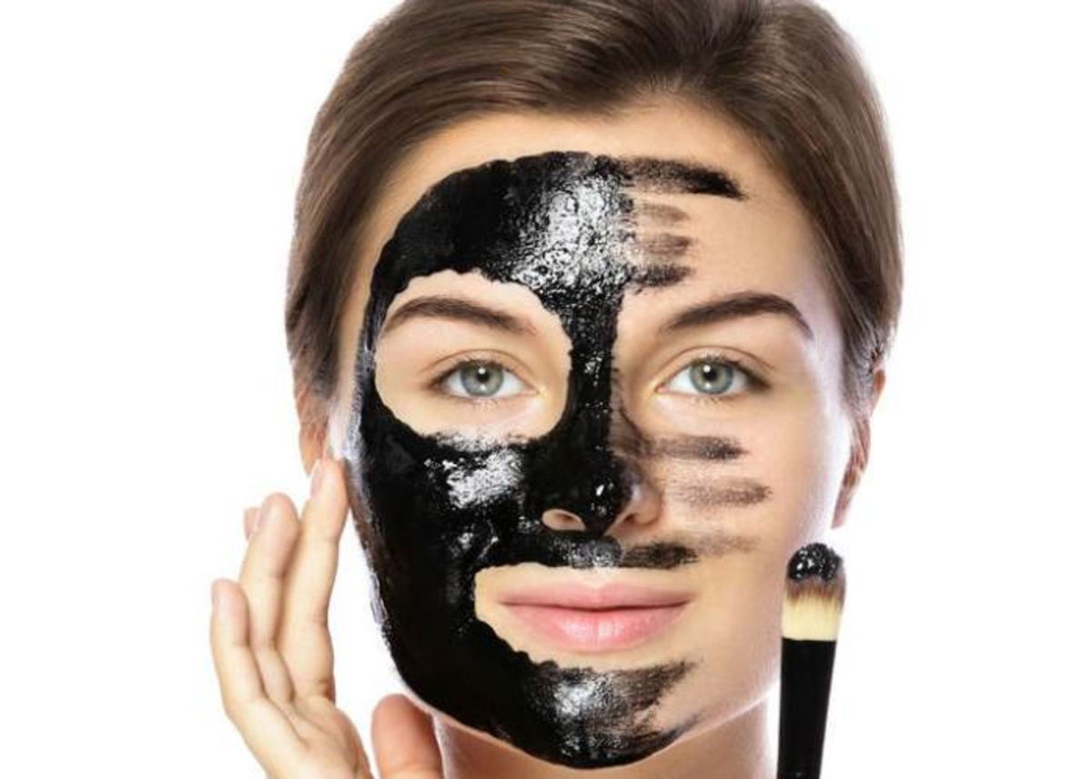 Mujer con tratamiendo de carbón activado