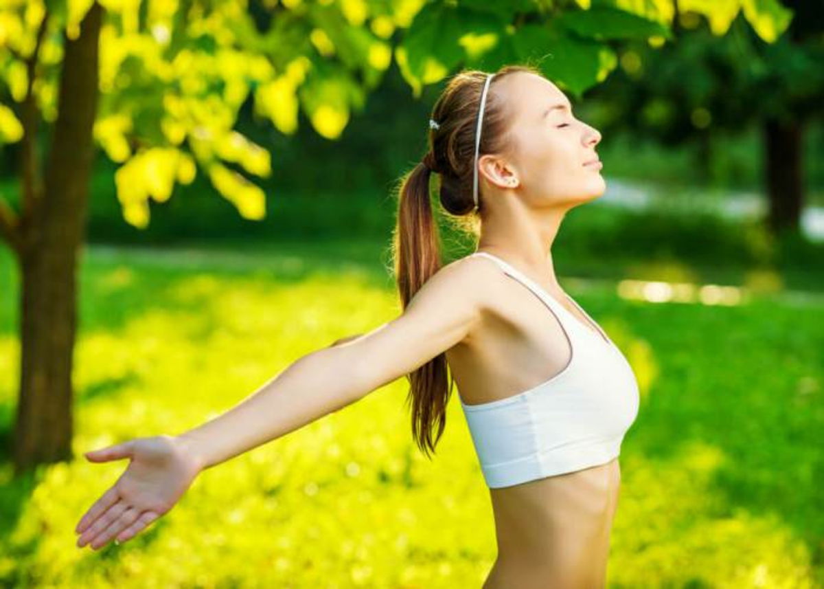 Mujer estirándose mañanas