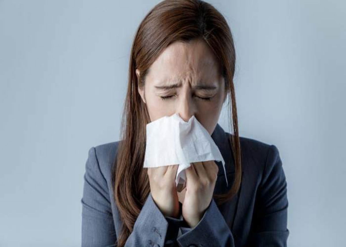 Mujer limpiándose mucosidad