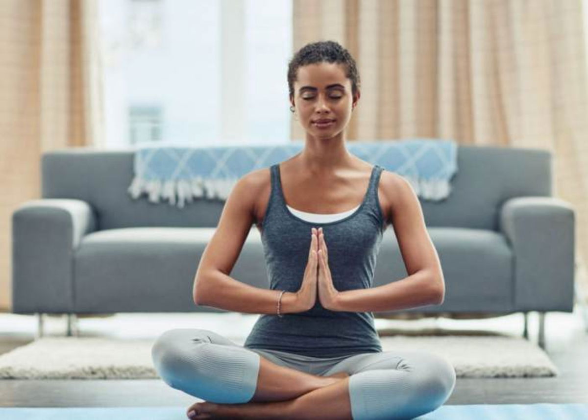 Mujer meditando