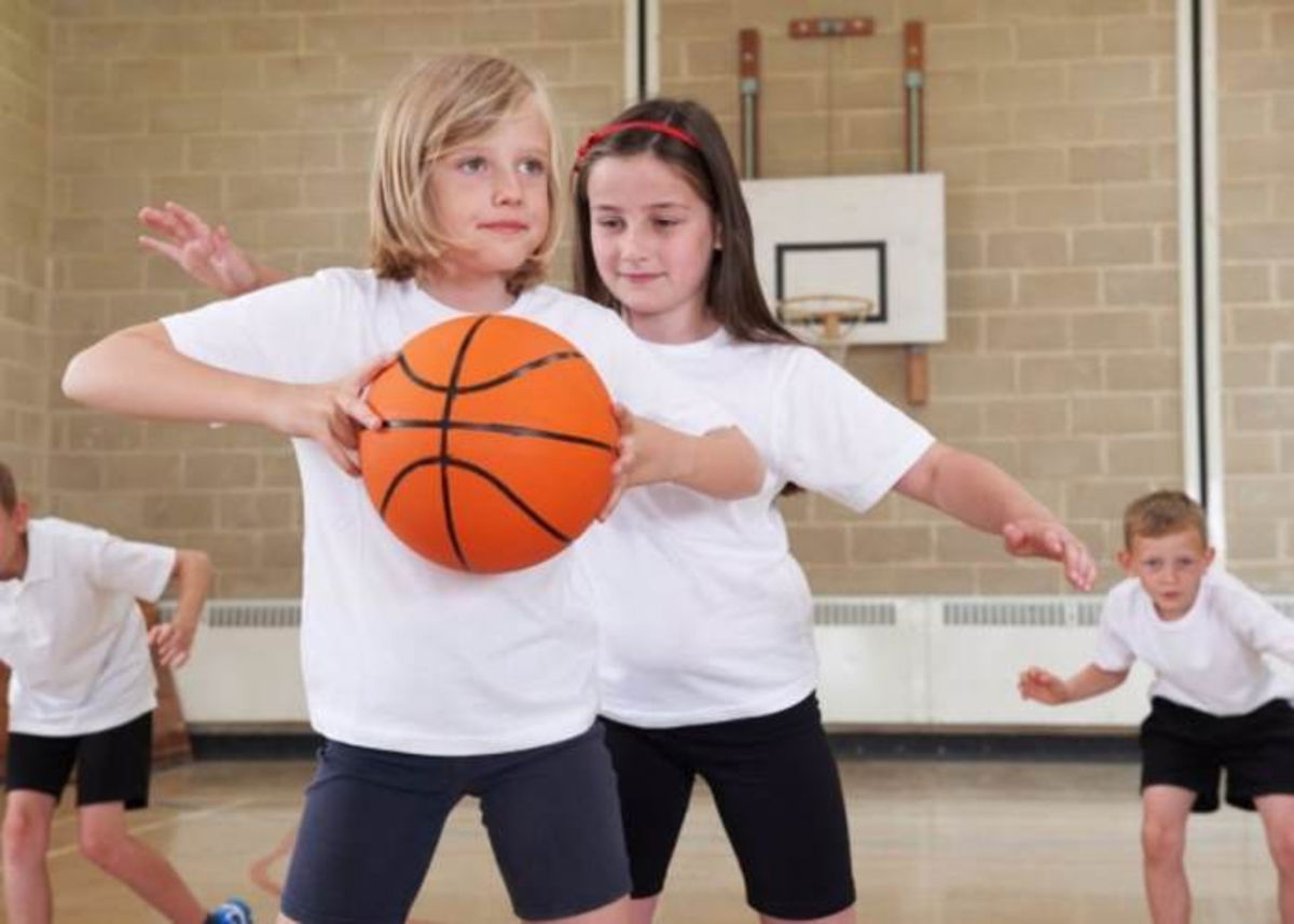 Niños jugando basquet