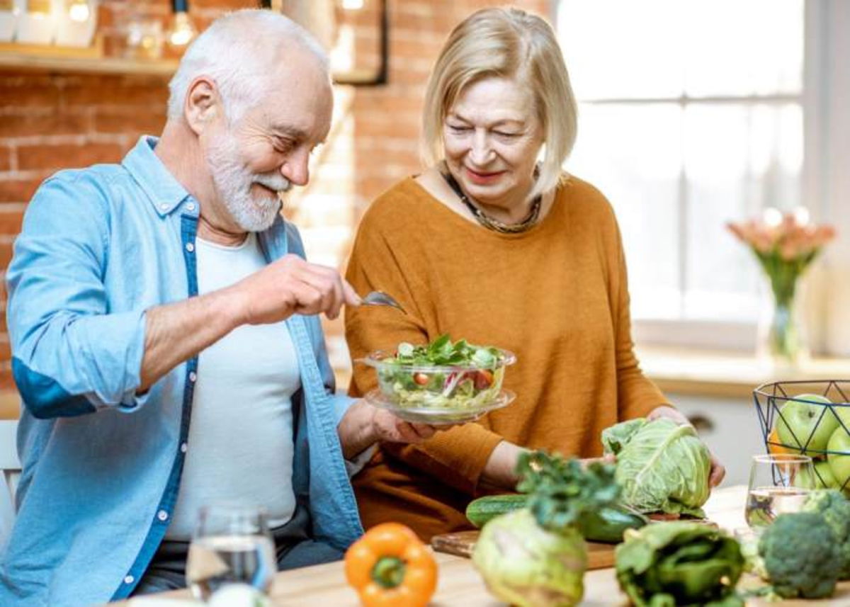 Personas-mayores-alimentndose