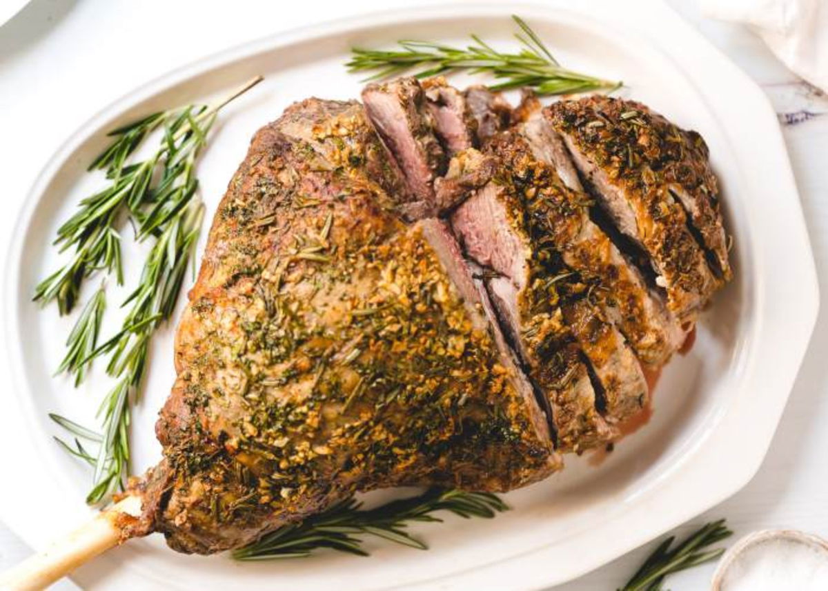 Plato con cordero y hierbas