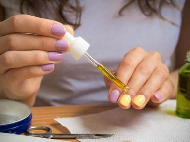 ¿El vinagre de manzana puede ayudar a fortalecer las uñas?