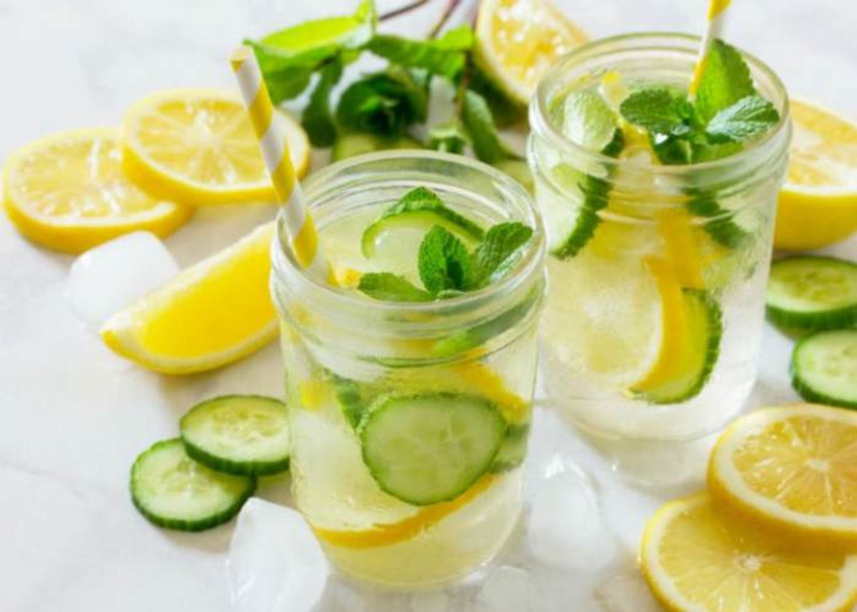Vaso con pepino, agua y limón