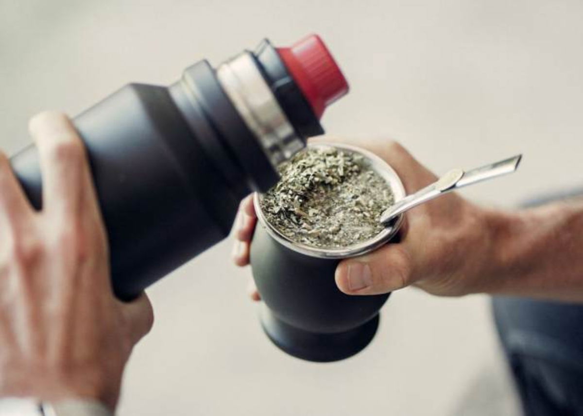 Deportista tomando té mate