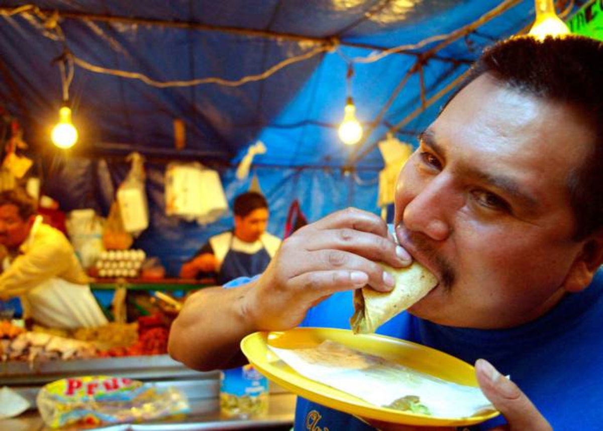 Hombre-comiendo-tacos-calle